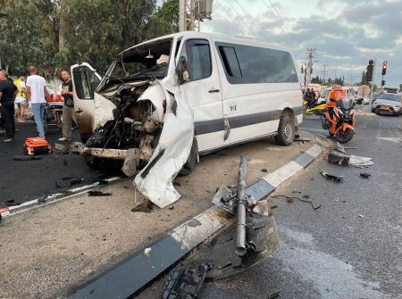 تخليص عالقين اثر حادث سير على مفرق بيت ليد